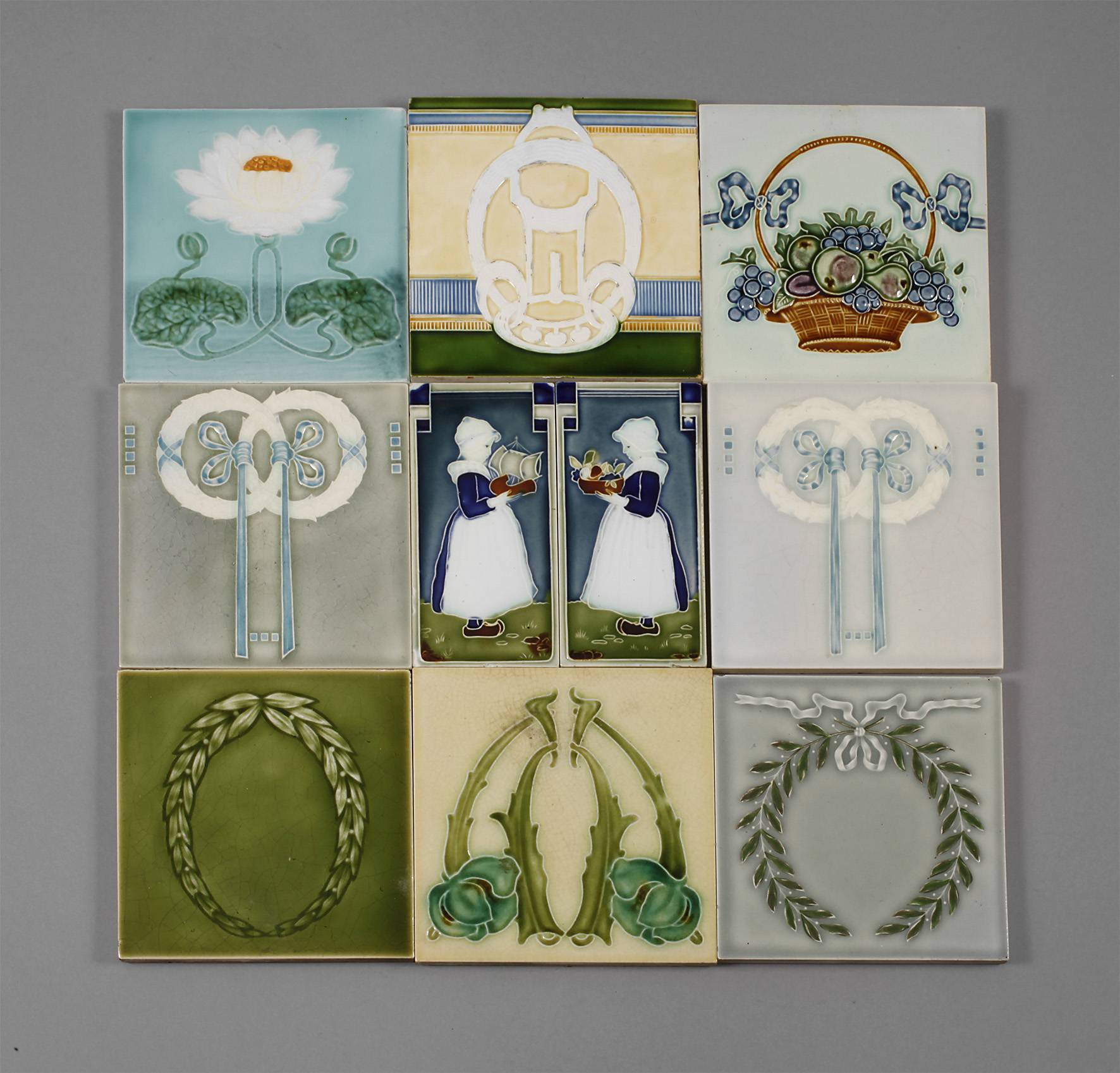 Acht Jugendstilfliesen und zwei Halbfliesen