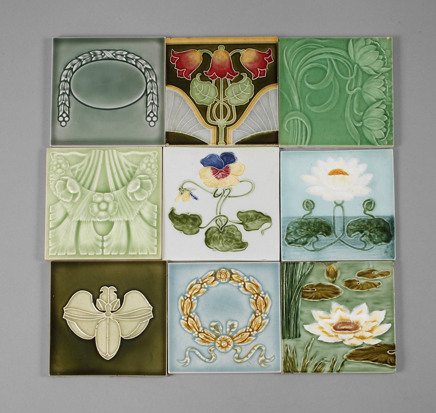 Neun Jugendstilfliesen
