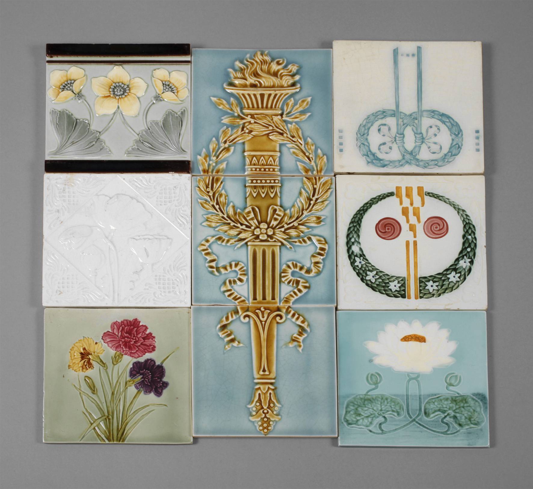 Neun Jugendstilfliesen