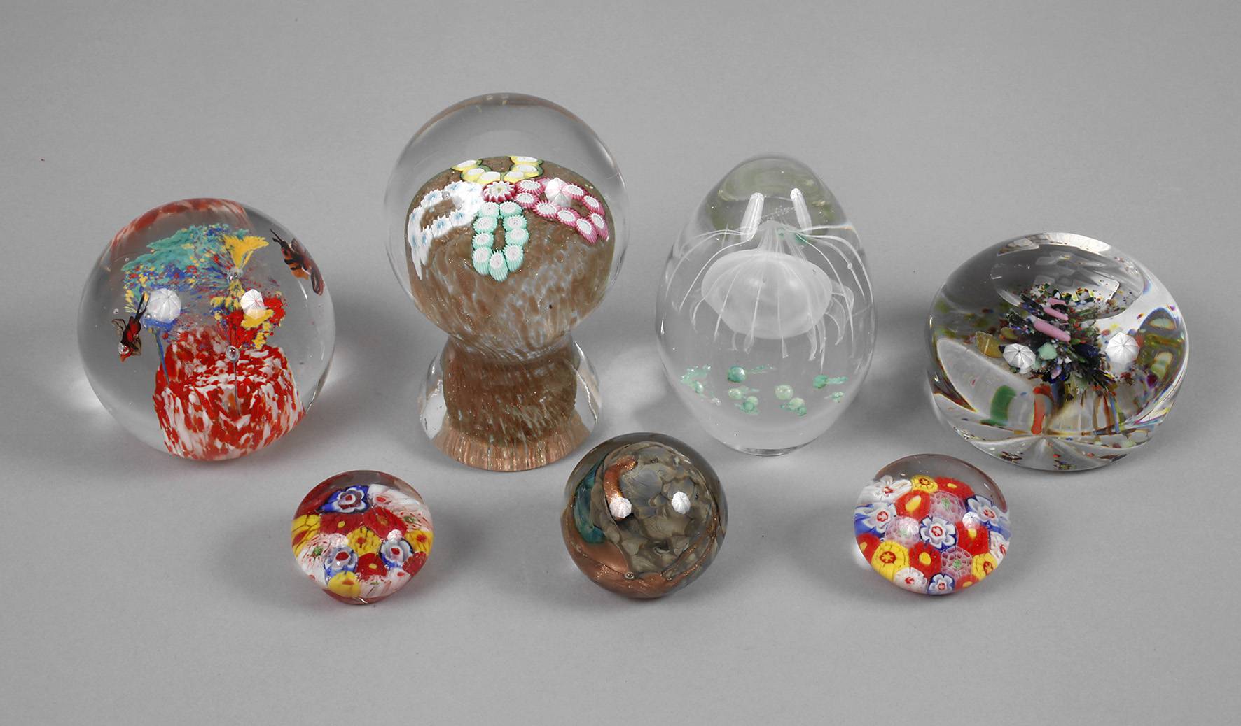 Sieben Paperweights