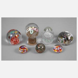 Sieben Paperweights