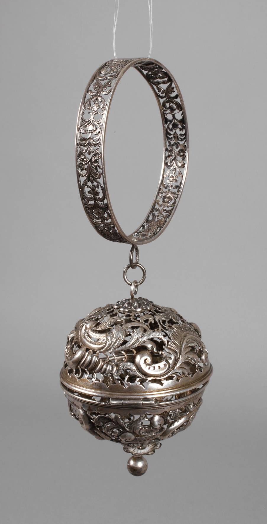 Barocke Silberkugel mit Reif