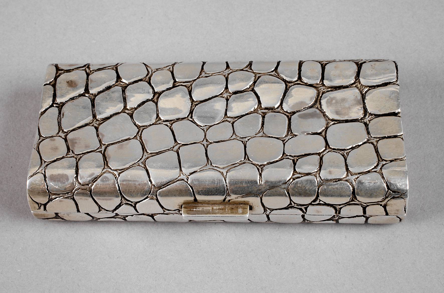 Silberdose in Schlangenhautoptik