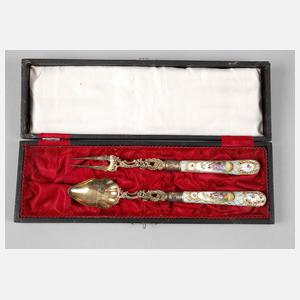 Feines Vorlegebesteck im Rokokostil