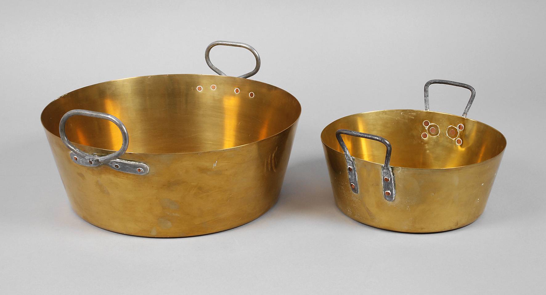 Zwei Messingschüsseln