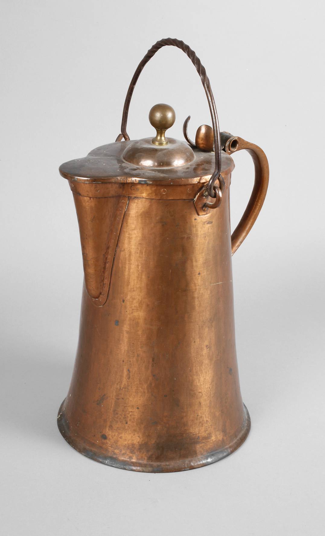 Große kupferne Wasserkanne