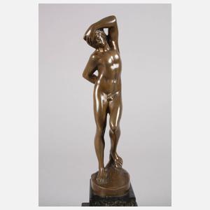 Stehender Männerakt