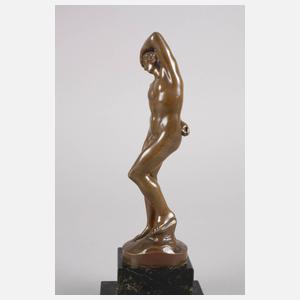 Stehender Männerakt