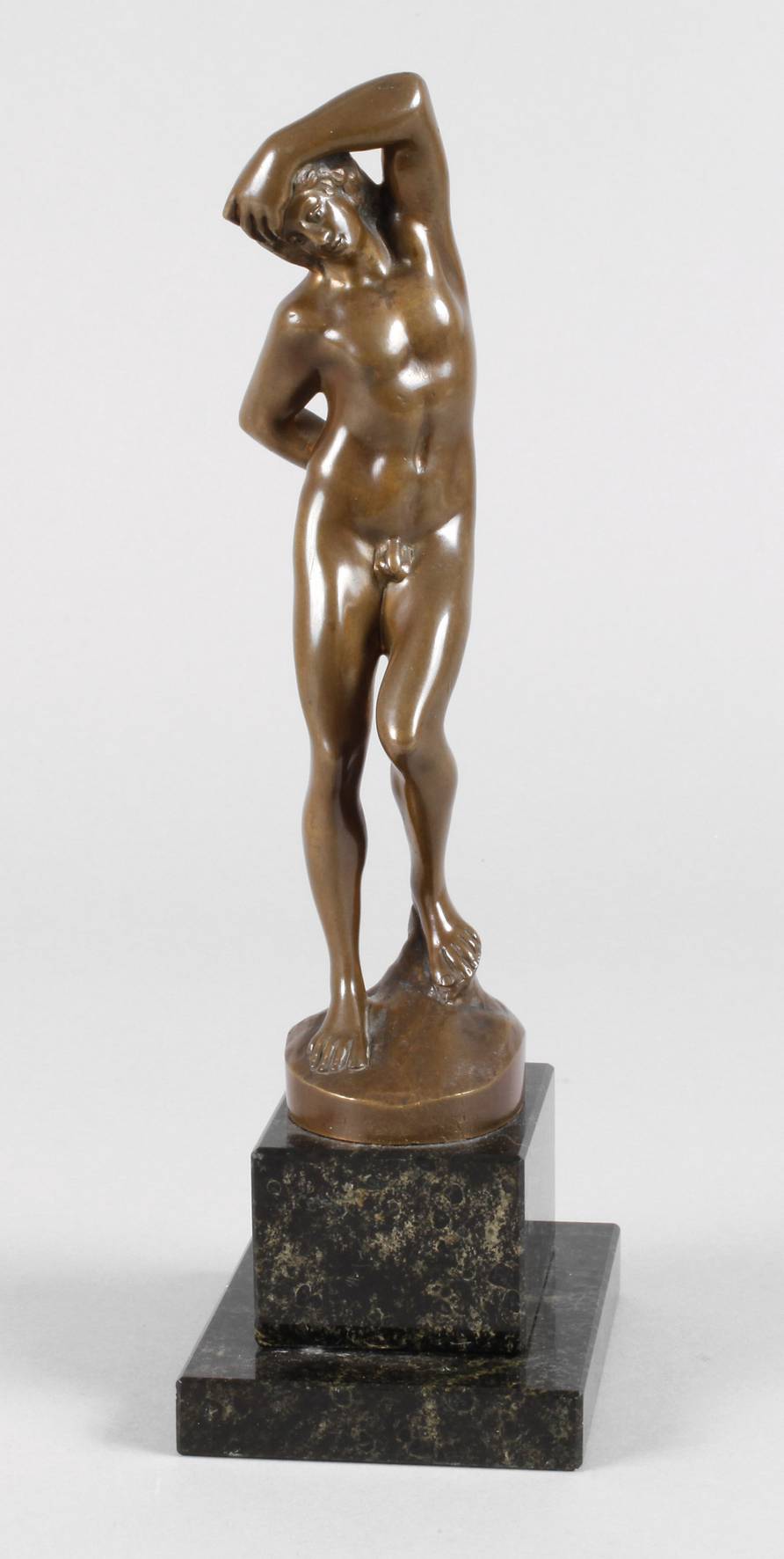 Stehender Männerakt