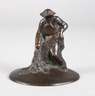 Monogrammist C.B., Kleinbronze Fischer mit Netz