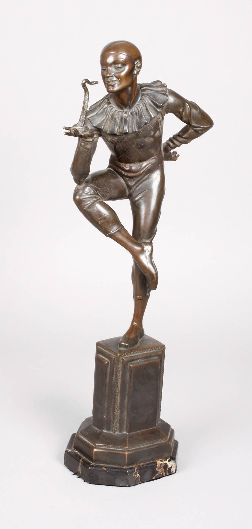 Pierrot als Schlangenbeschwörer