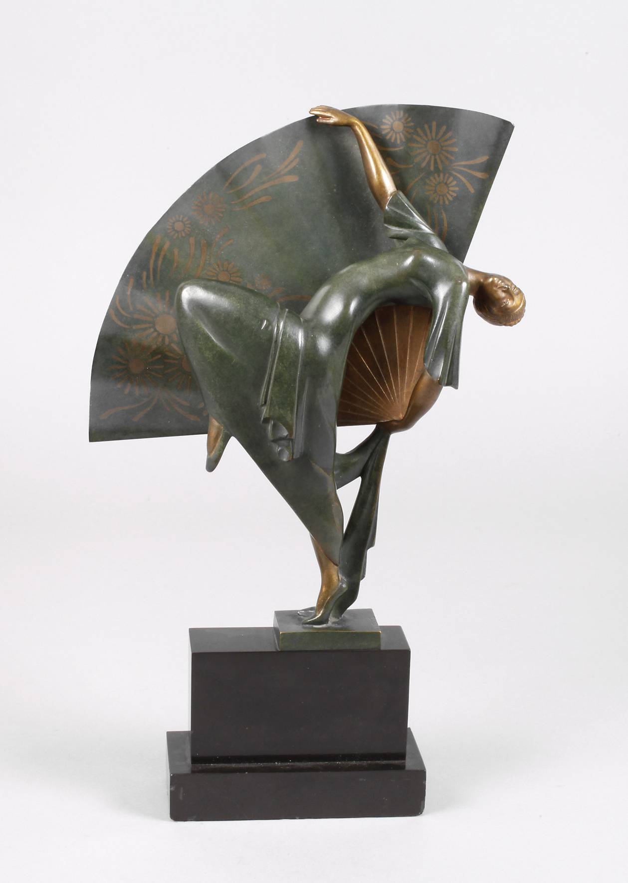 Neveu, Fächertänzerin