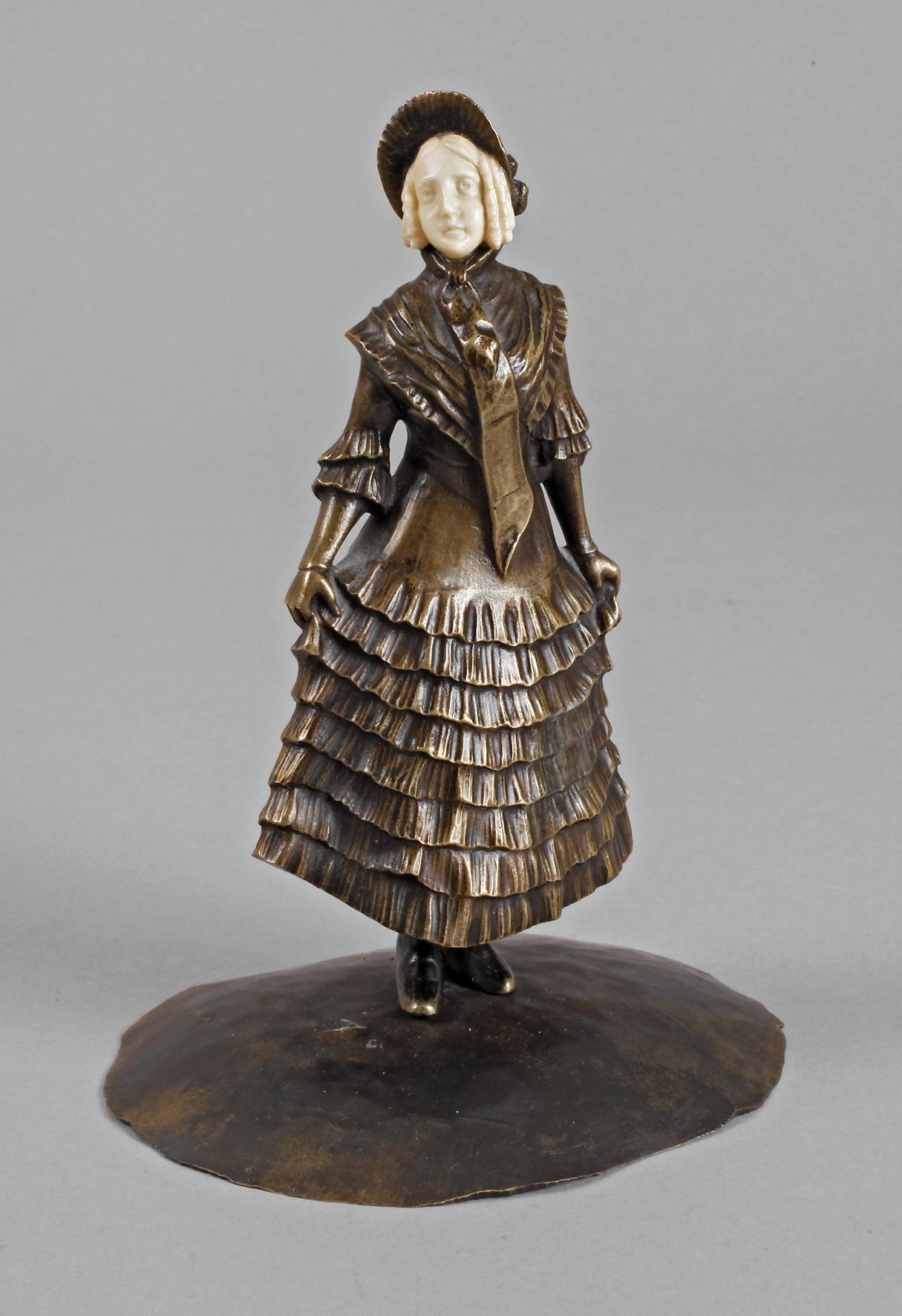 E. Pucher, Chryselephantin Biedermeierdame