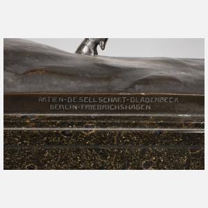 Otto Gerkensmeyer, kapitaler Hirsch auf Holzsockel