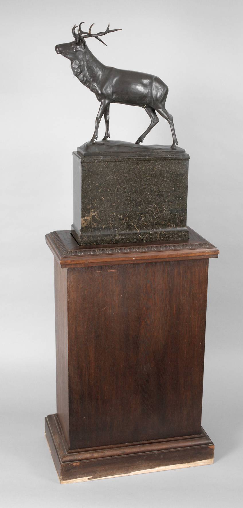 Otto Gerkensmeyer, kapitaler Hirsch auf Holzsockel
