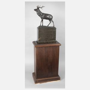 Otto Gerkensmeyer, kapitaler Hirsch auf Holzsockel