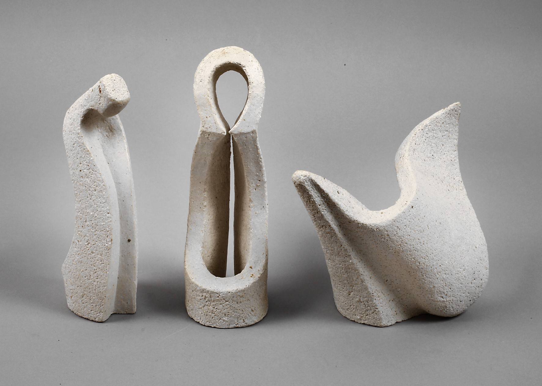 Drei abstrakte Keramikskulpturen