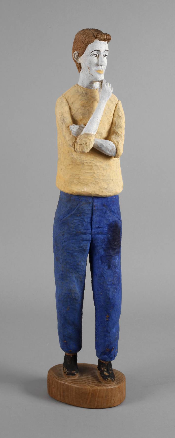 Holzskulptur sinnender Knabe