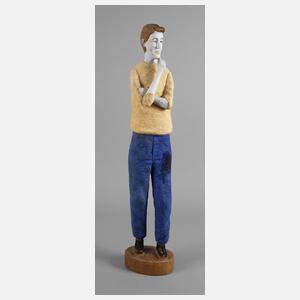 Holzskulptur sinnender Knabe