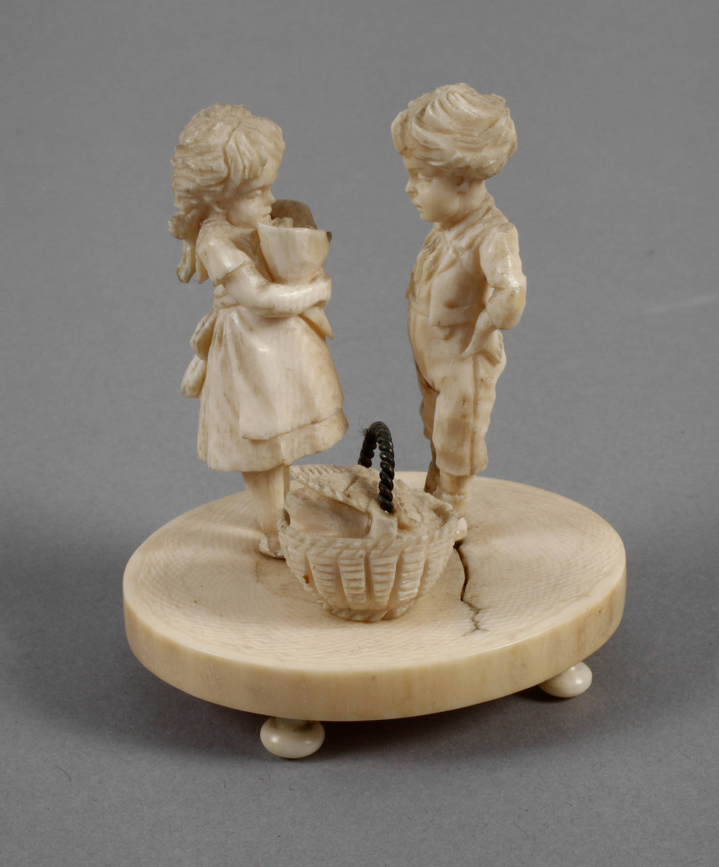 Figürliche Elfenbeinschnitzerei