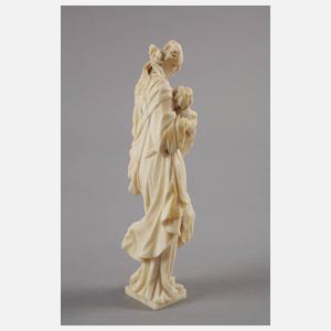 Feine Elfenbeinschnitzerei