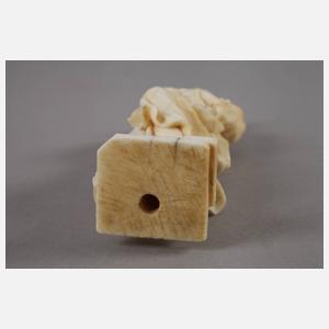 Feine Elfenbeinschnitzerei