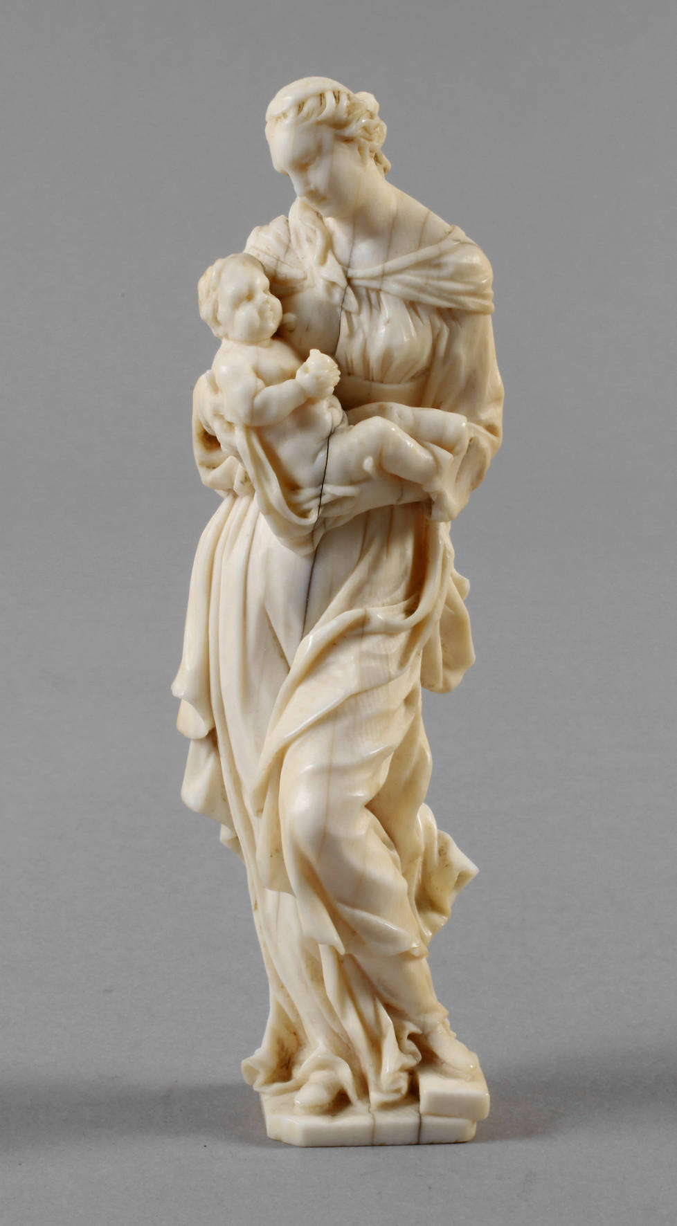 Feine Elfenbeinschnitzerei