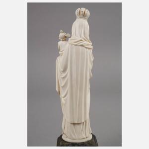 Feine Elfenbeinschnitzerei