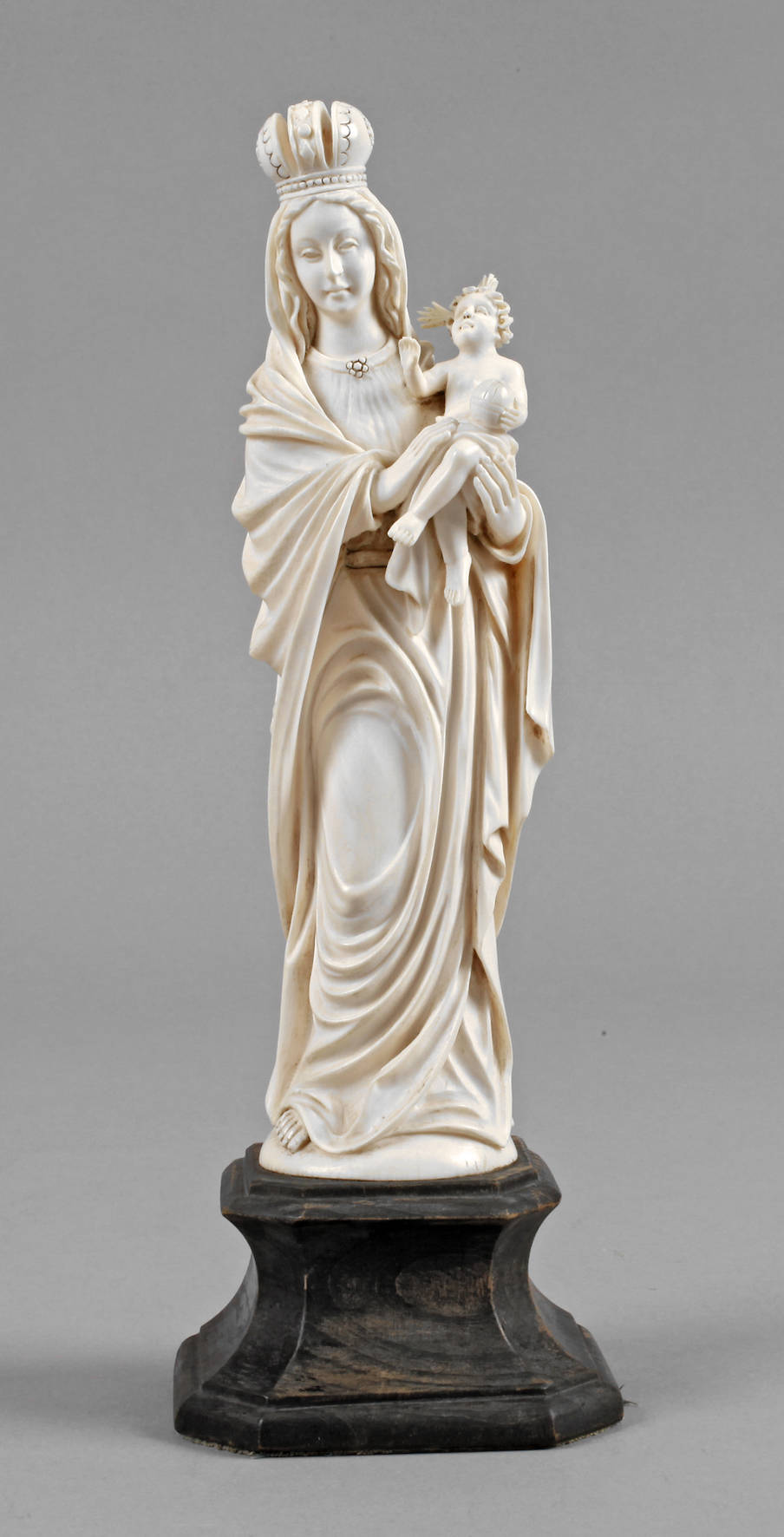 Feine Elfenbeinschnitzerei