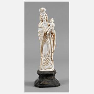 Feine Elfenbeinschnitzerei