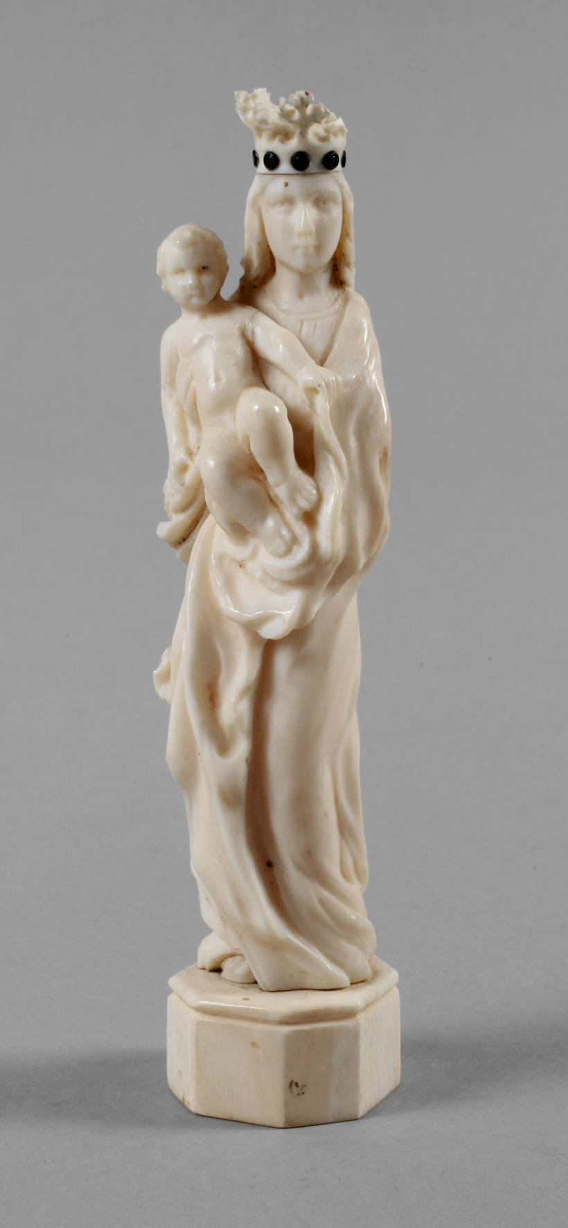 Figürliche Elfenbeinschnitzerei