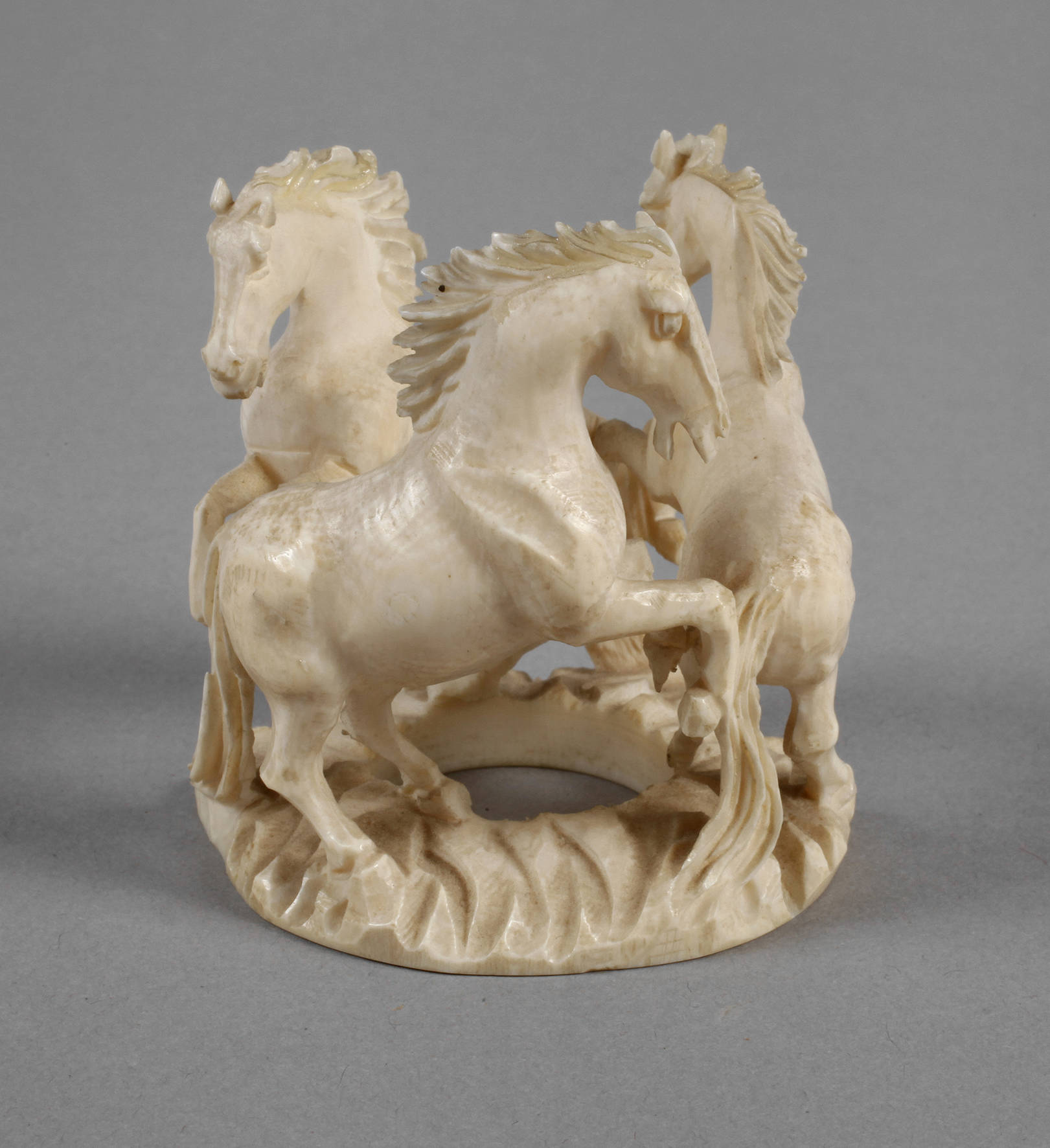 Feine Elfenbeinschnitzerei