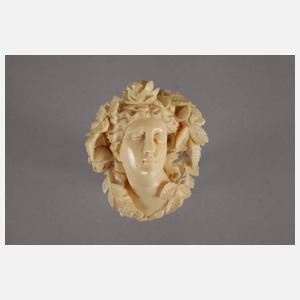 Elfenbeinbrosche in Schatulle