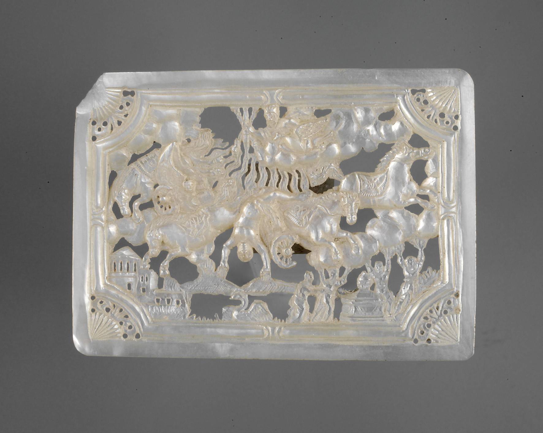 Feine Perlmuttschnitzerei