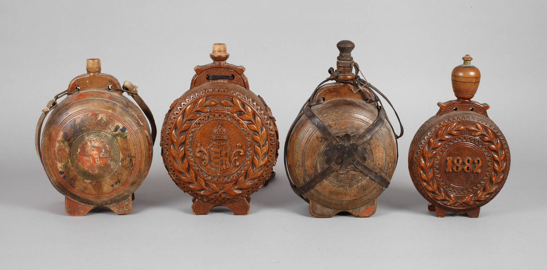 Vier geschnitzte Bocksbeutel