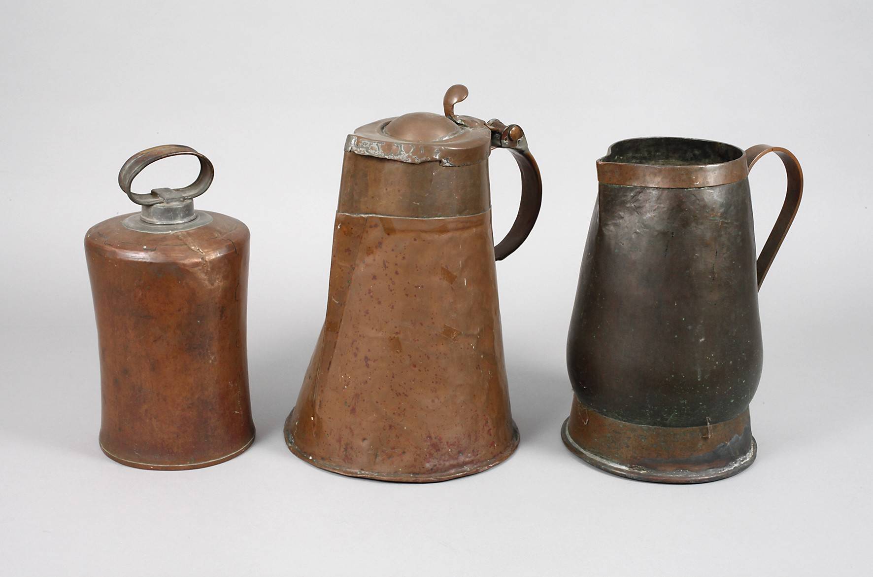 Drei große Kupfergefäße