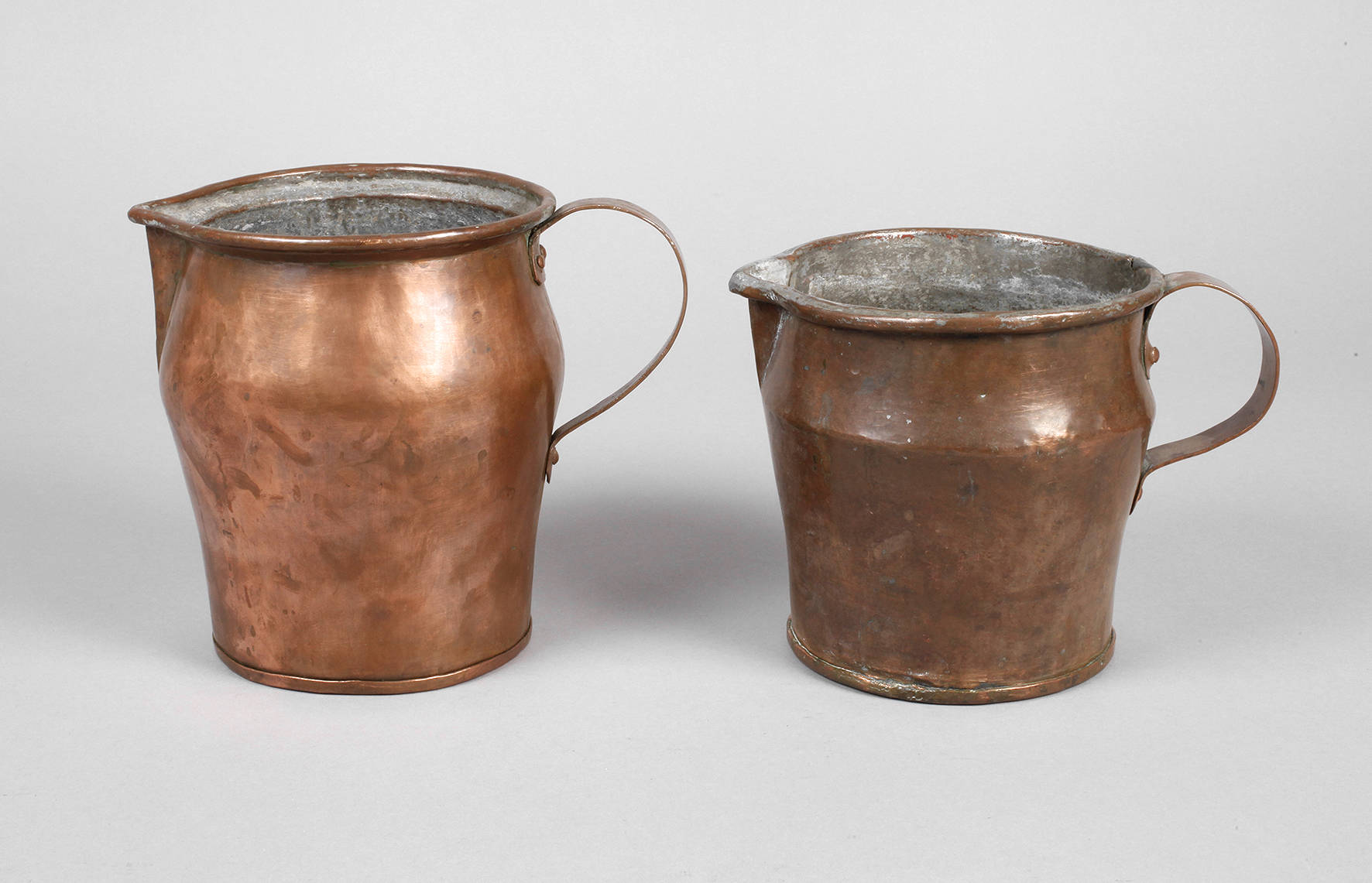 Zwei Kupferkannen