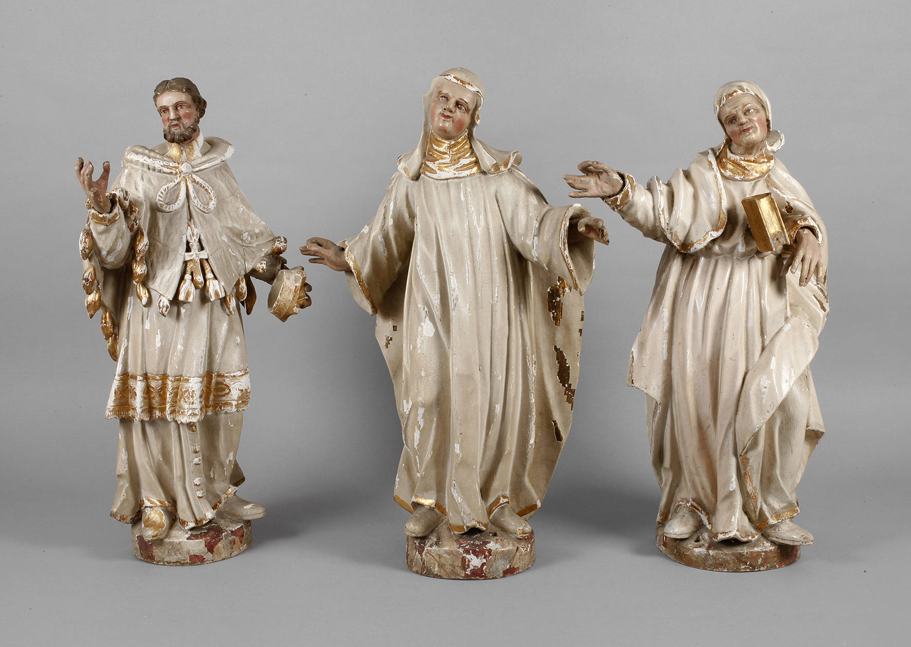 Drei geschnitzte Heiligenfiguren
