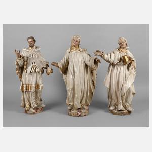 Drei geschnitzte Heiligenfiguren