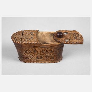 Geschnitzte Schatulle mit Geheimverschluss