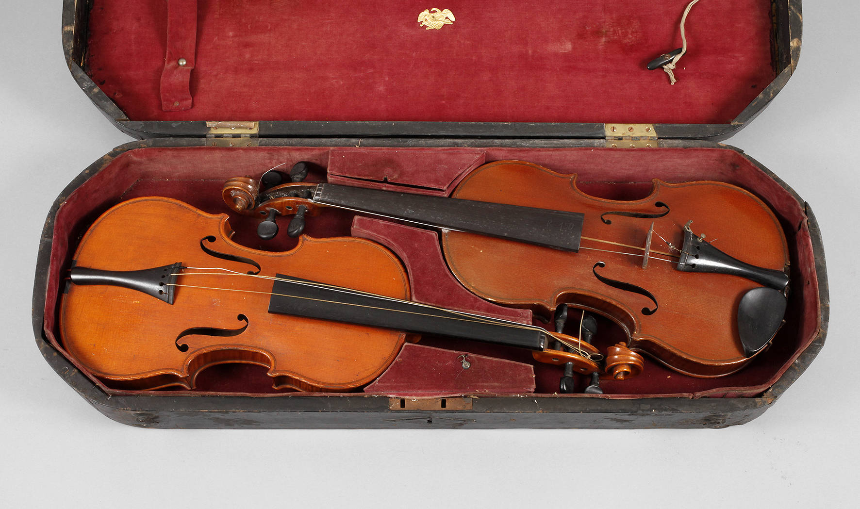 Zwei Violinen im Doppeletui