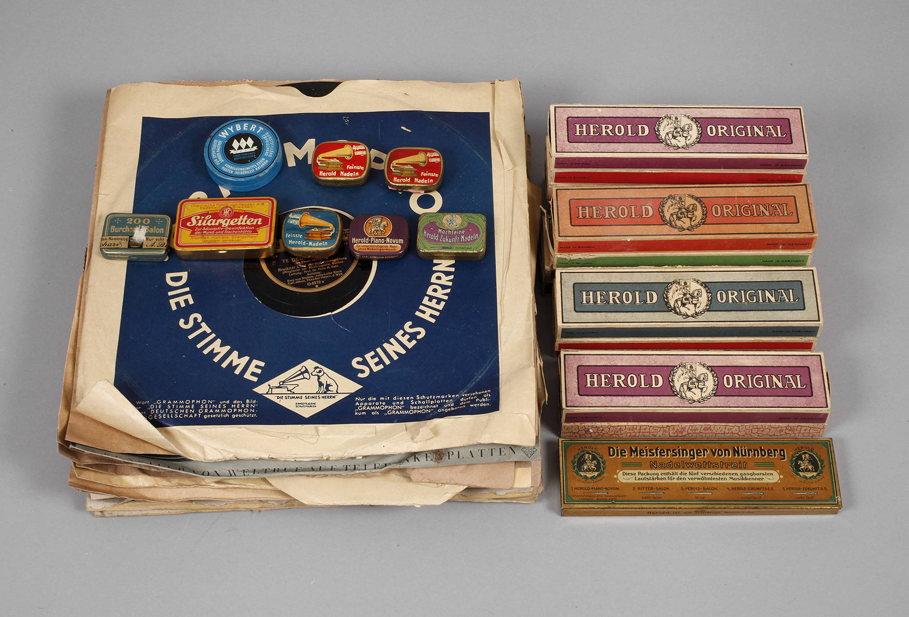 Konvolut Grammophonnadeln und Schelllackplatten