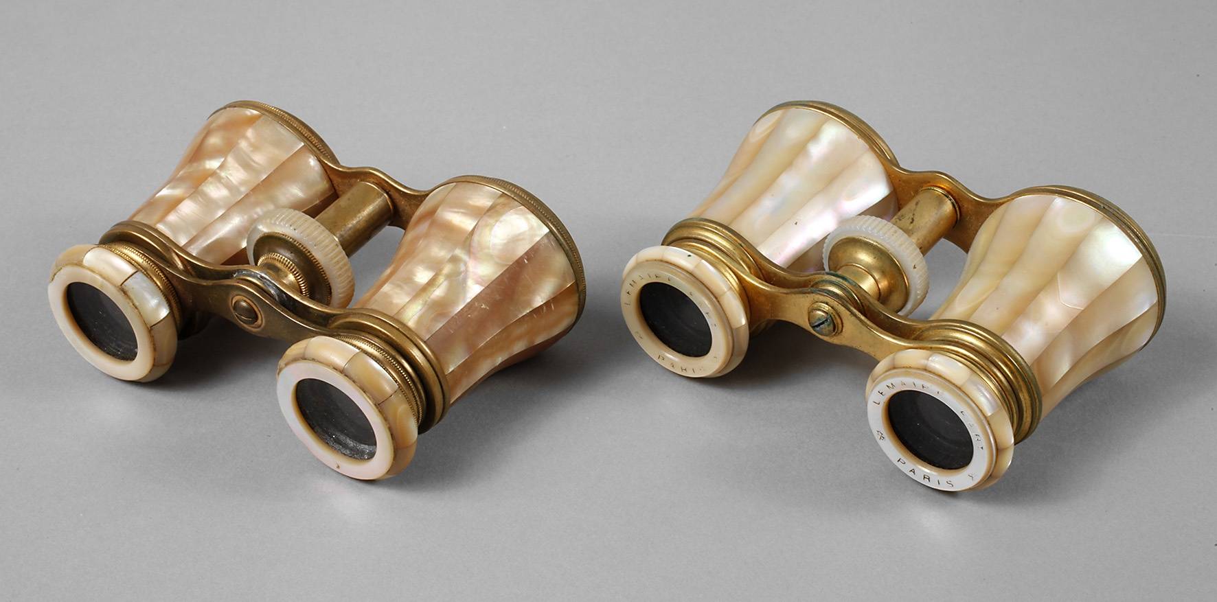 Zwei Operngläser