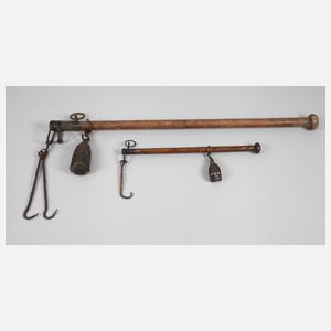 Zwei museale Balkenwagen