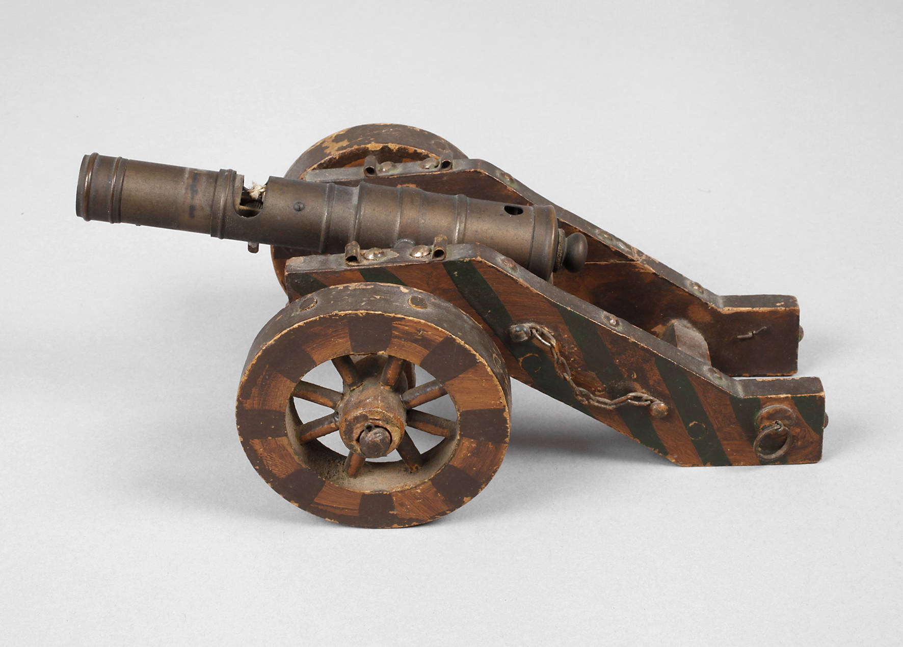 Feldschlangenmodell als Tischfeuerzeug