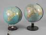 Zwei Tischgloben