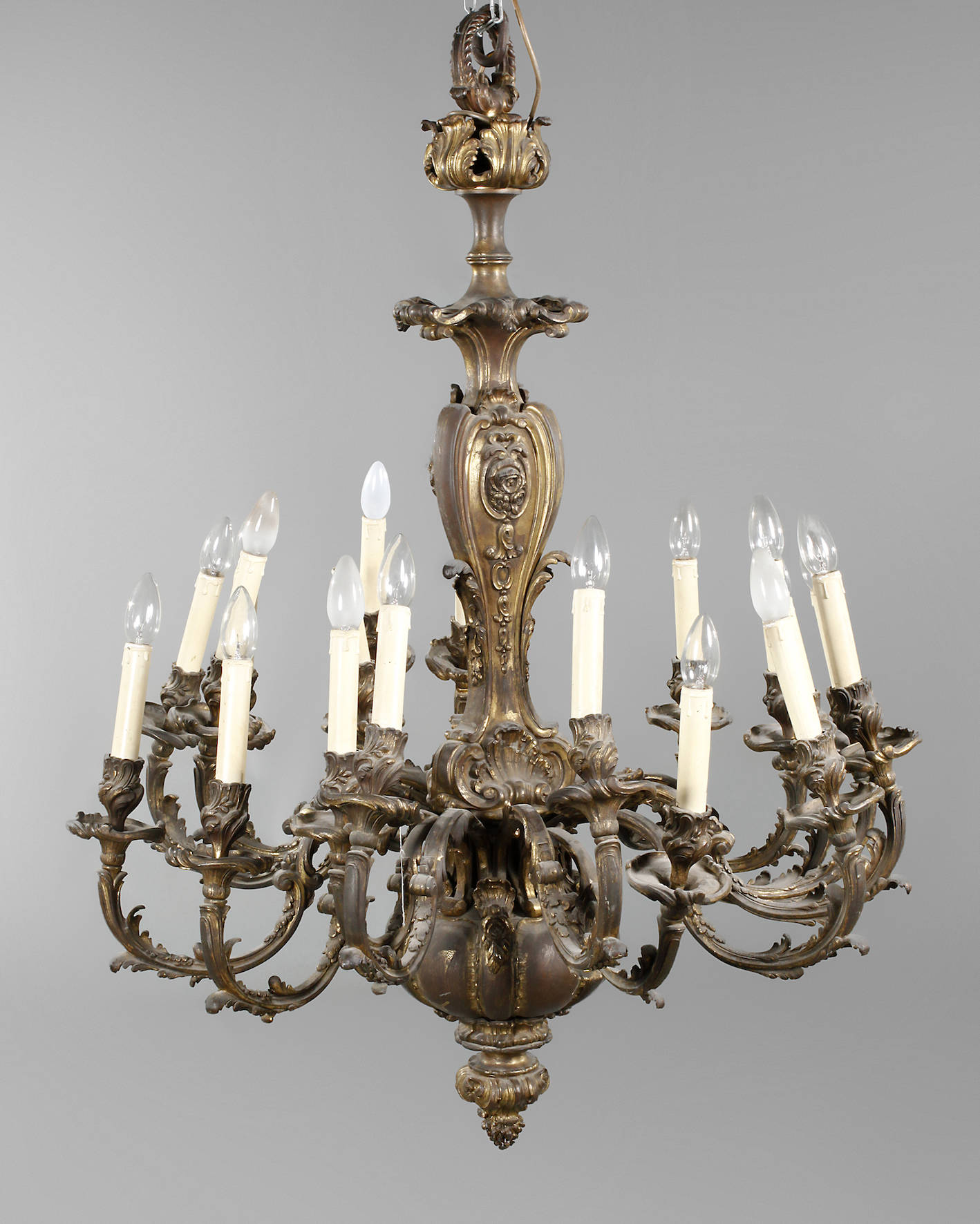 Großer Deckenlüster im Rokokostil