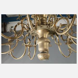 Großer Hallenlüster