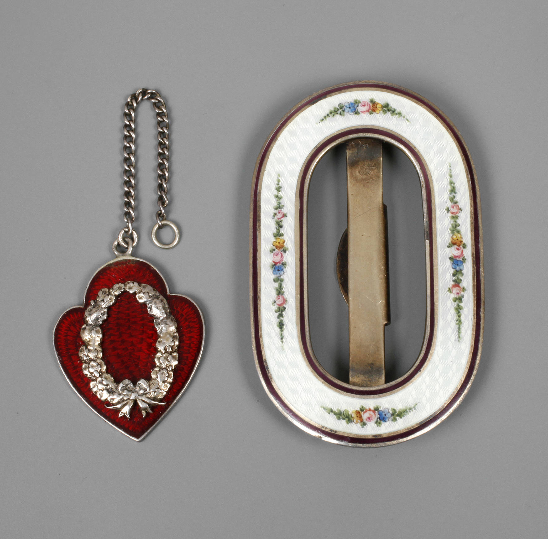 Zwei Schmuckteile mit Emaille