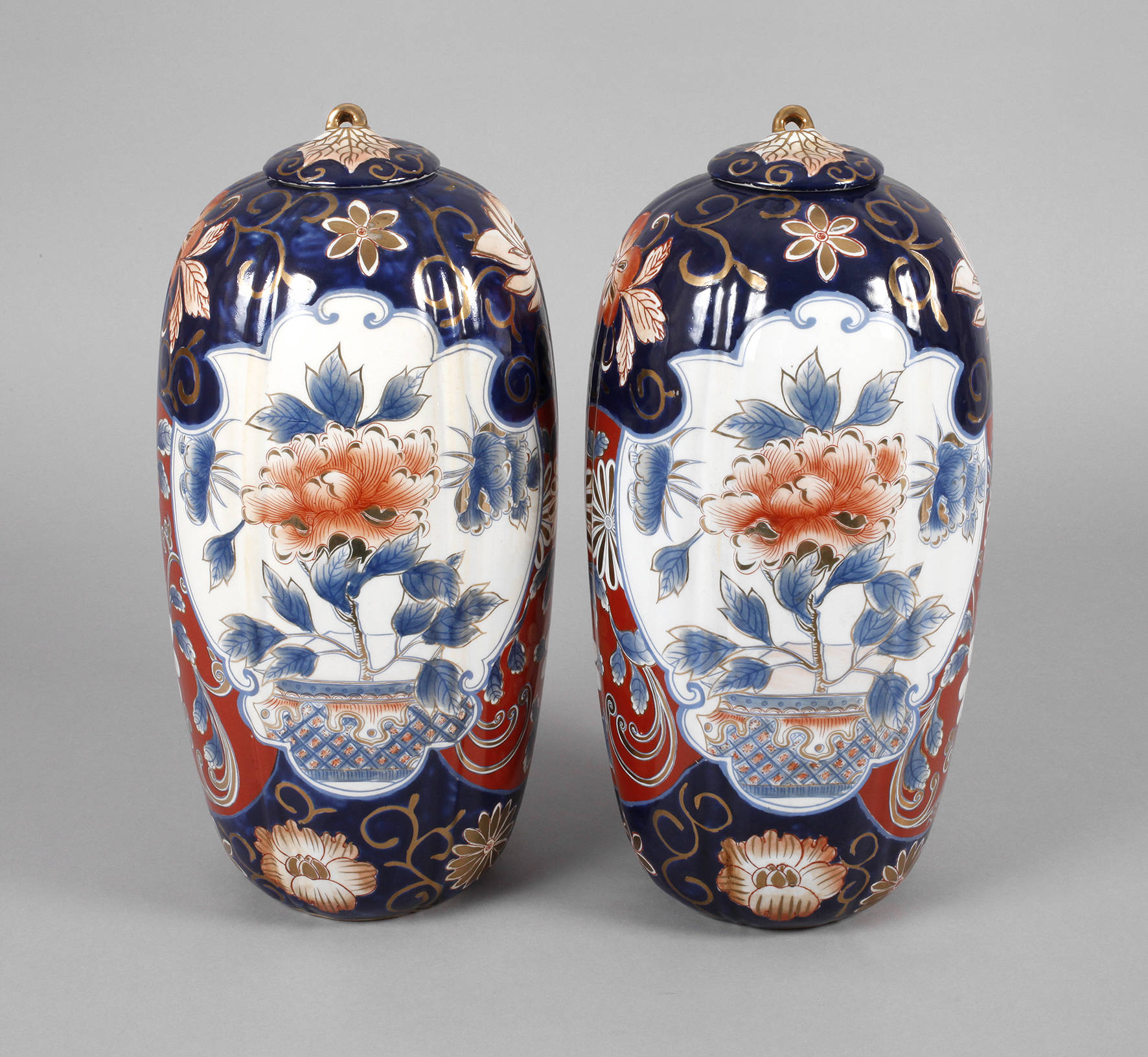 Paar Deckelvasen Imari